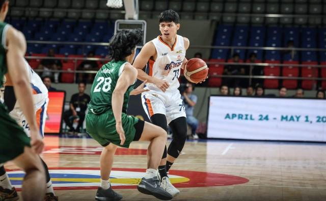 演员张立威告别仪式，无儿无女亲友为他送行，骨灰花葬回归自然.